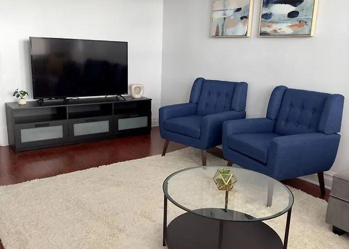 Spacious 4 Queen Beds Free Parking Apartment Chicago
