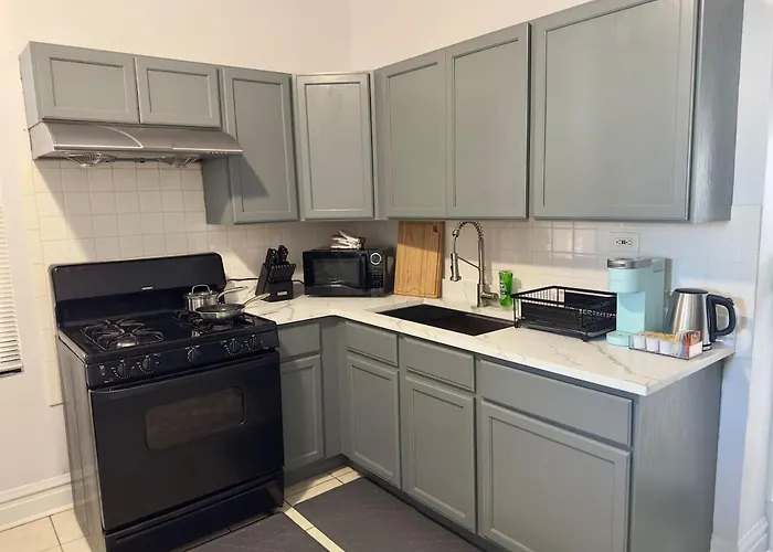 Spacious 4 Queen Beds Free Parking *