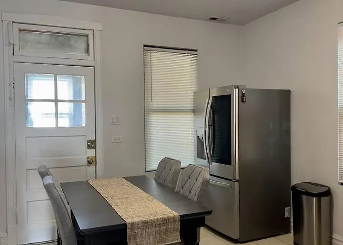 Apartment Spacious 4 Queen Beds Free Parking Chicago