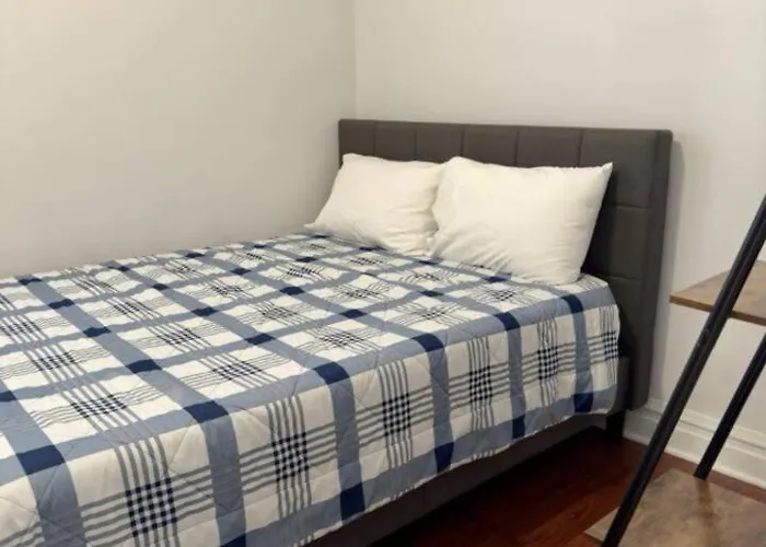 Spacious 4 Queen Beds Free Parking Apartment *