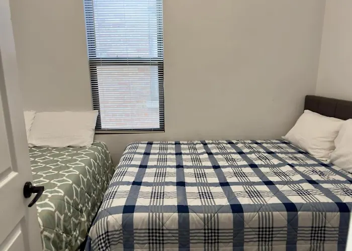 Spacious 4 Queen Beds Free Parking