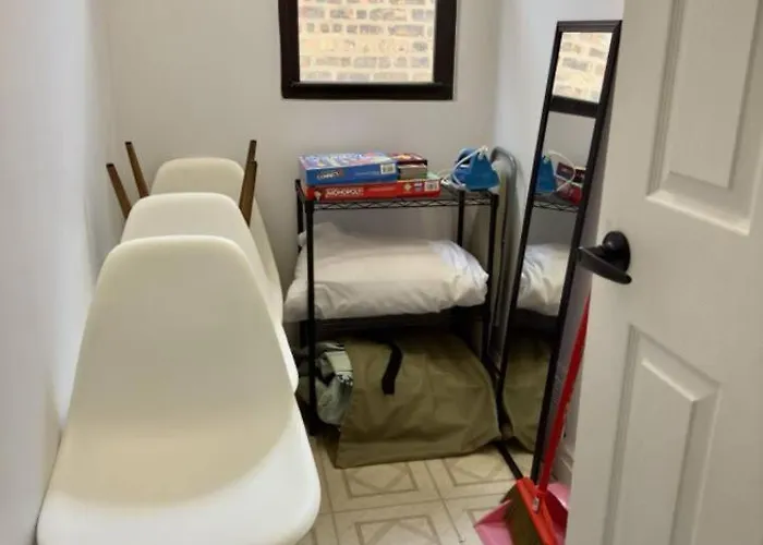 Spacious 4 Queen Beds Free Parking Chicago