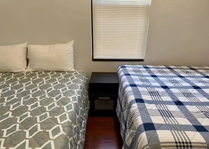 Spacious 4 Queen Beds Free Parking