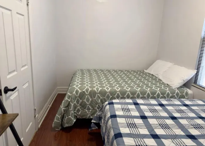 Spacious 4 Queen Beds Free Parking Apartment *